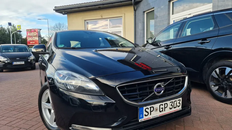 VOLVO V40 -