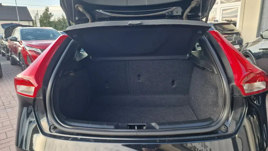 VOLVO V40 -
