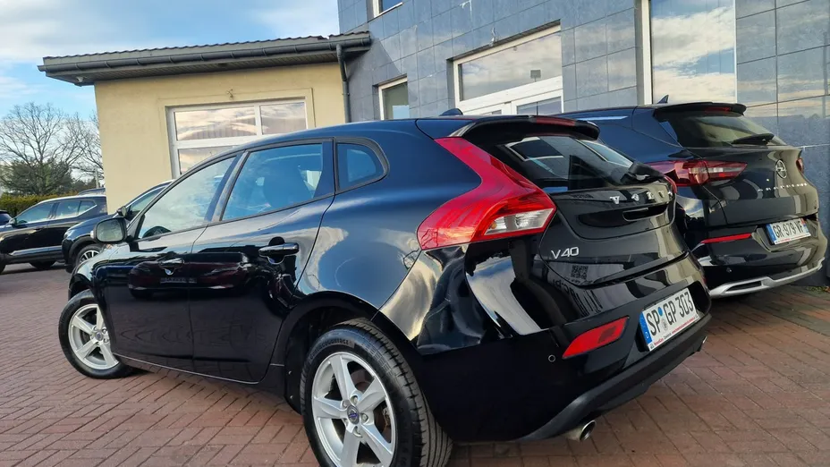 VOLVO V40 -