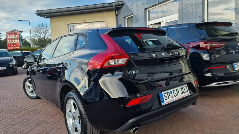 VOLVO V40 -