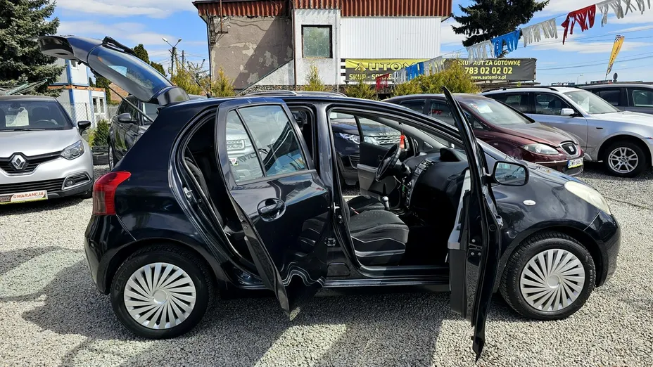 TOYOTA Yaris -