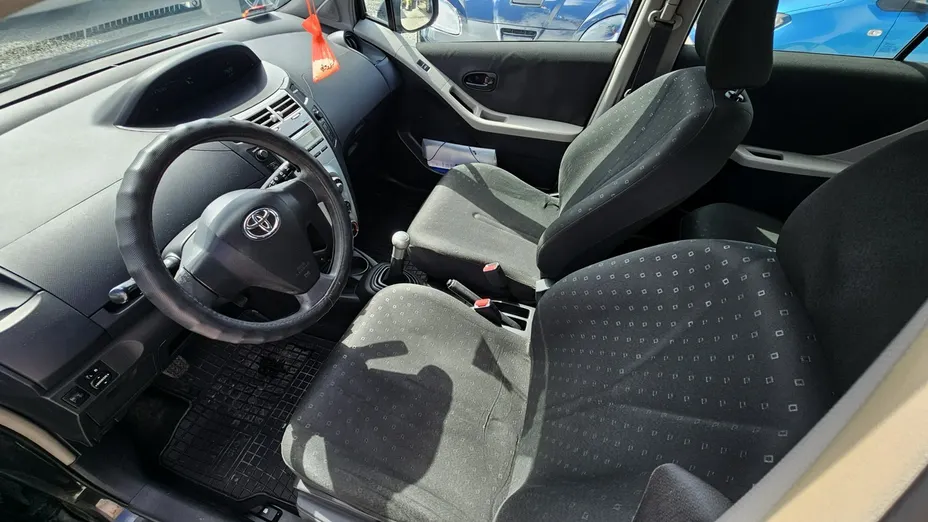 TOYOTA Yaris -