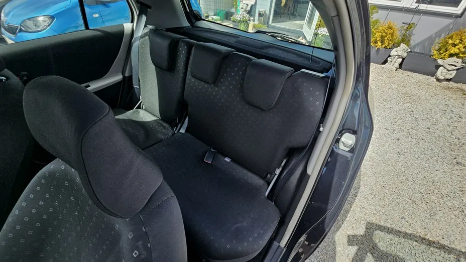 TOYOTA Yaris -