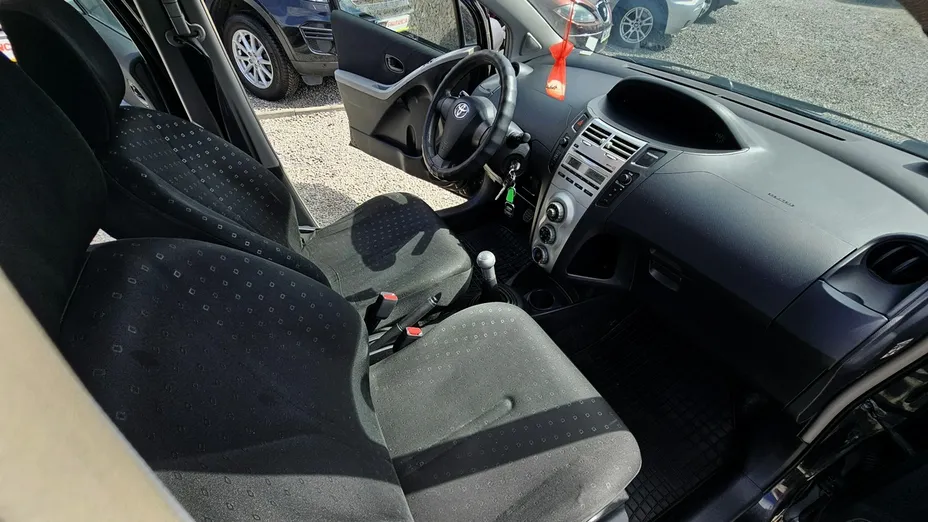 TOYOTA Yaris -