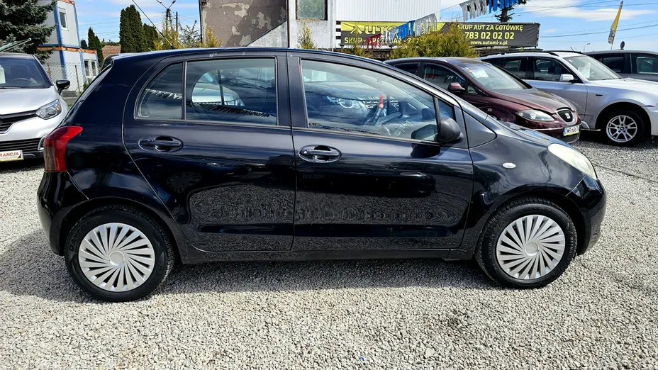 TOYOTA Yaris -