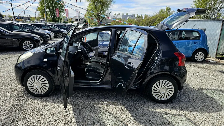 TOYOTA Yaris -