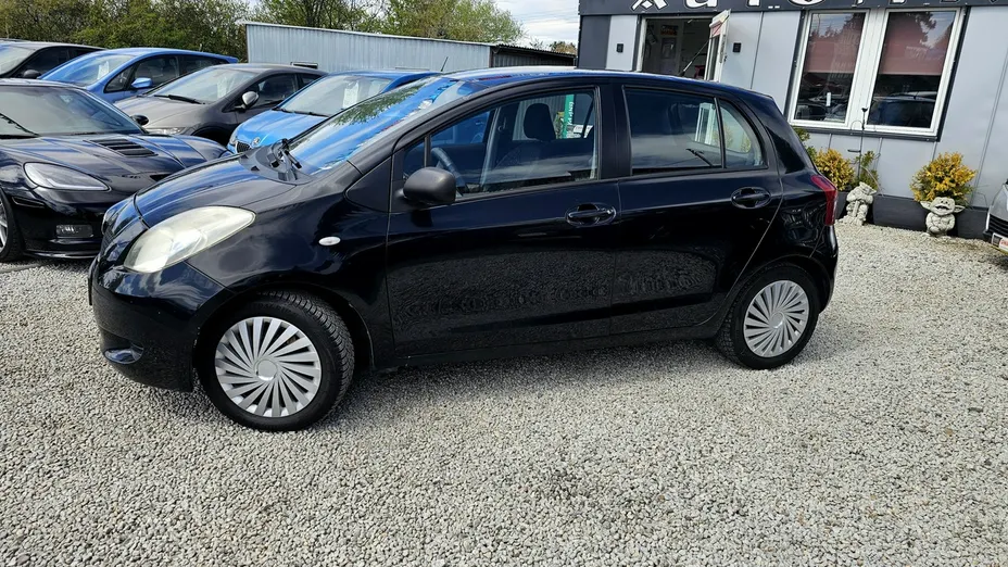 TOYOTA Yaris -