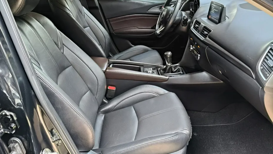MAZDA 3 -