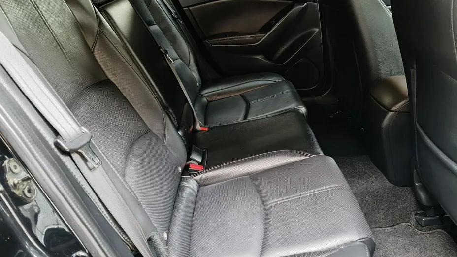 MAZDA 3 -