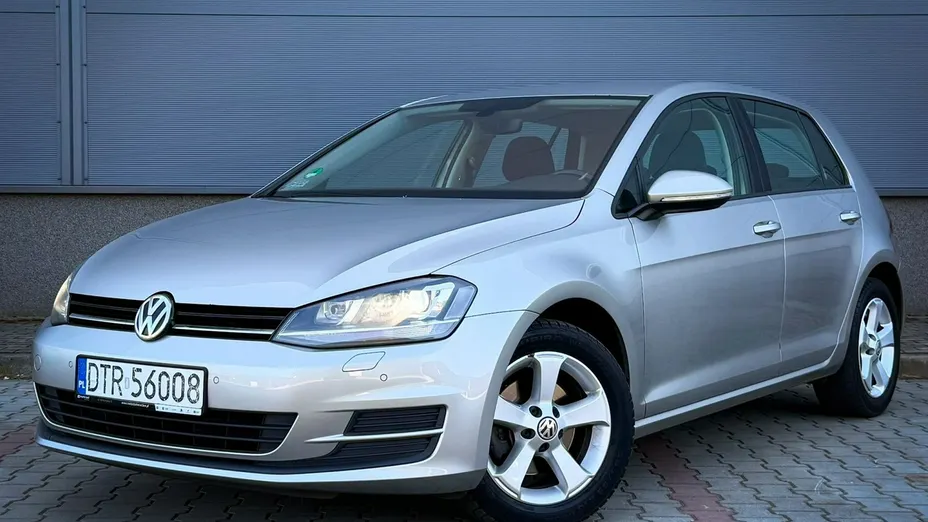 VOLKSWAGEN Golf -