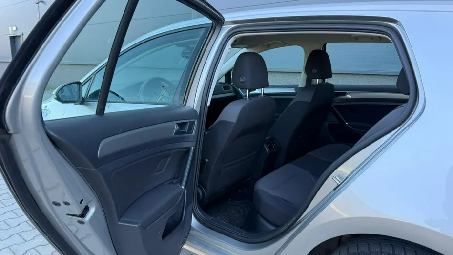 VOLKSWAGEN Golf -