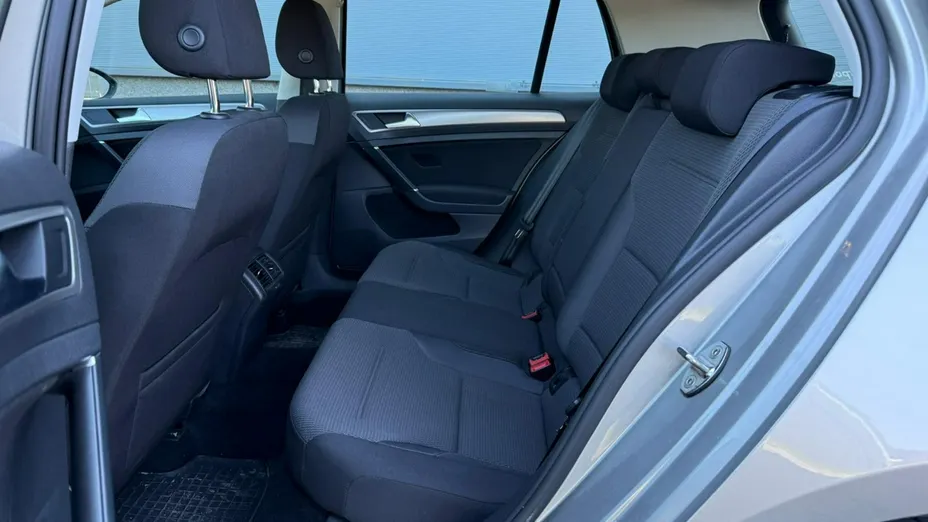 VOLKSWAGEN Golf -