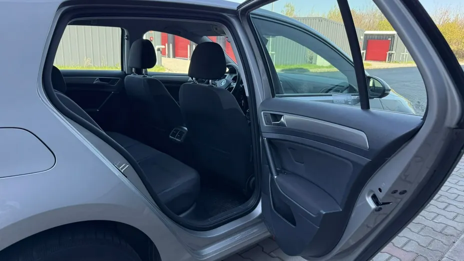 VOLKSWAGEN Golf -