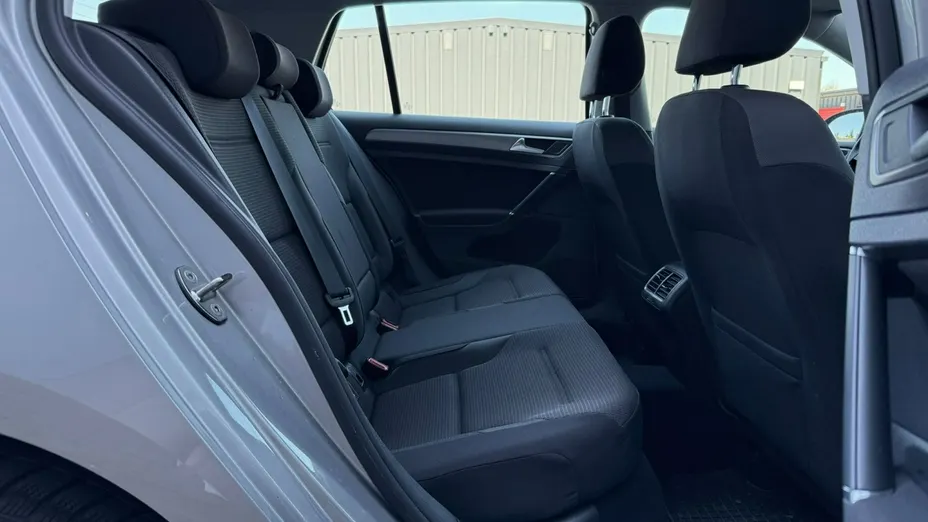 VOLKSWAGEN Golf -