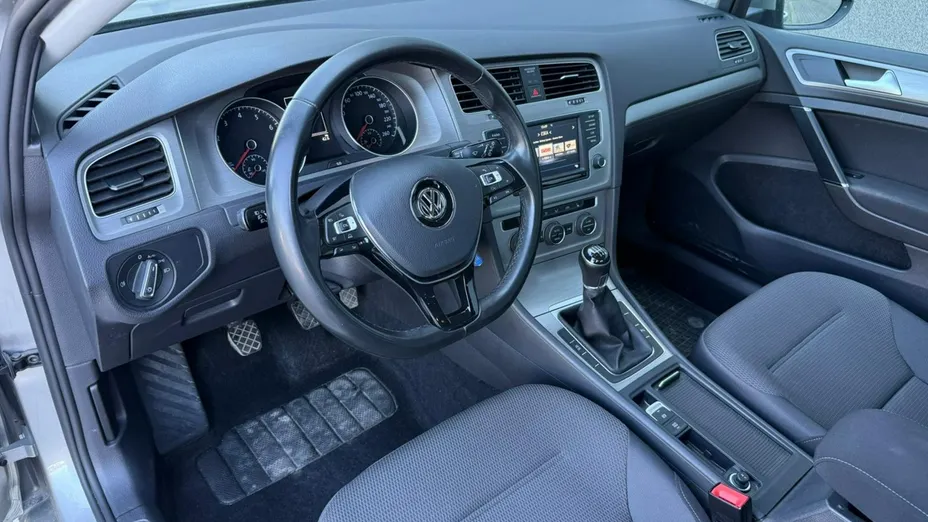 VOLKSWAGEN Golf -