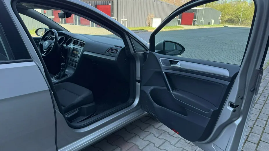 VOLKSWAGEN Golf -