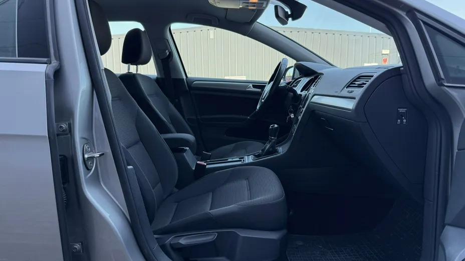 VOLKSWAGEN Golf -