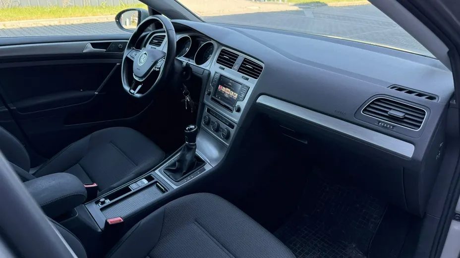 VOLKSWAGEN Golf -