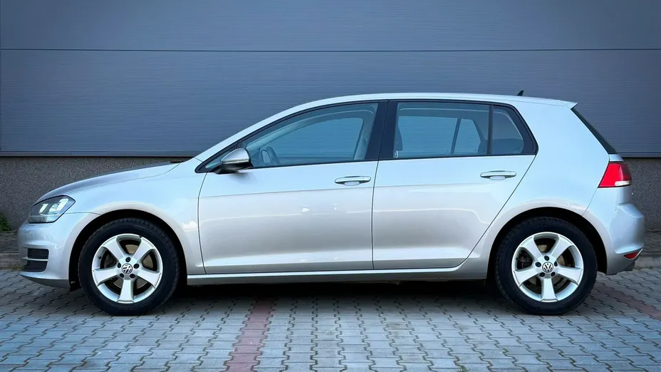 VOLKSWAGEN Golf -