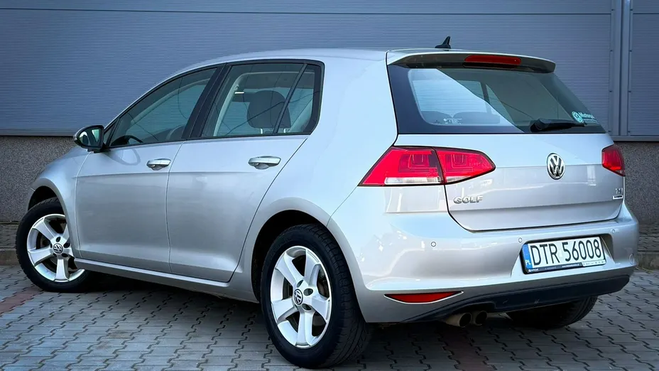 VOLKSWAGEN Golf -