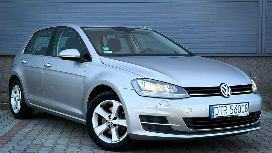 VOLKSWAGEN Golf -
