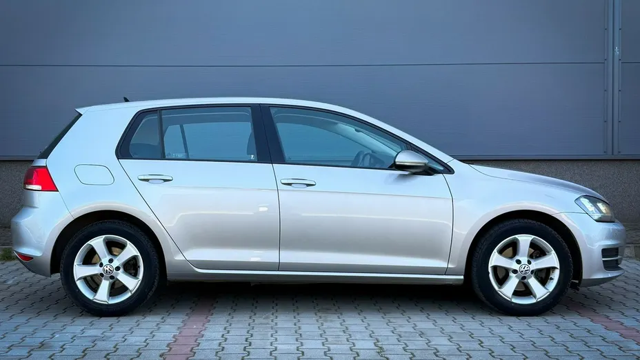 VOLKSWAGEN Golf -