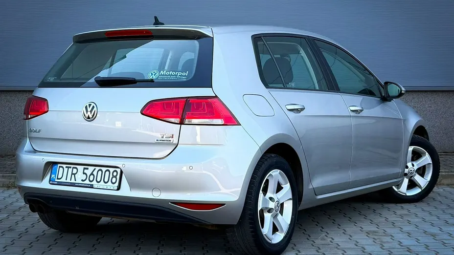 VOLKSWAGEN Golf -