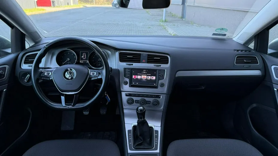VOLKSWAGEN Golf -