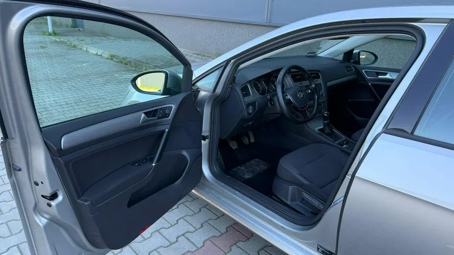 VOLKSWAGEN Golf -