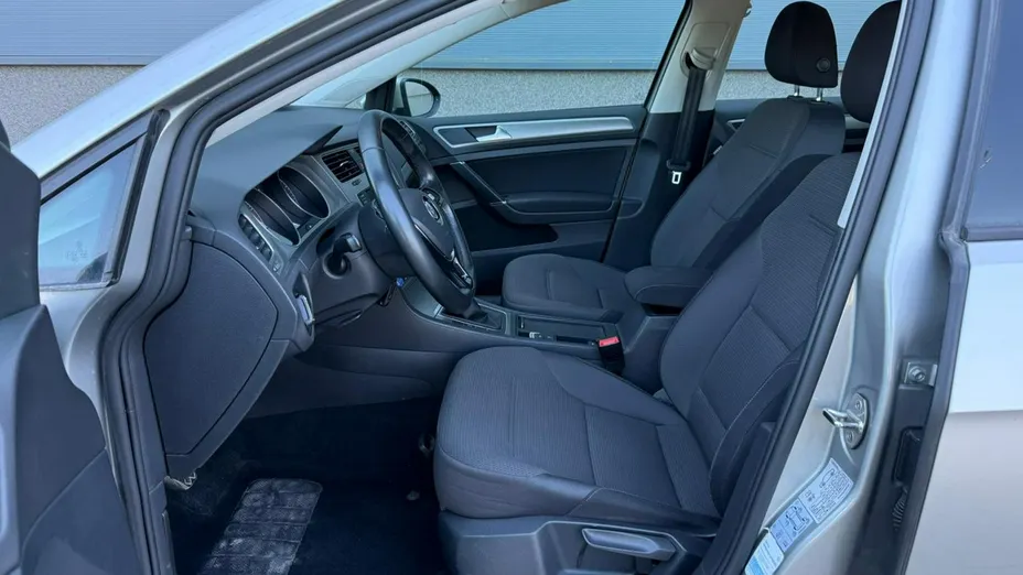 VOLKSWAGEN Golf -