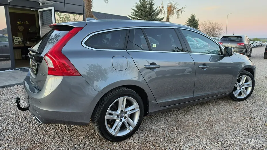 VOLVO V60 -