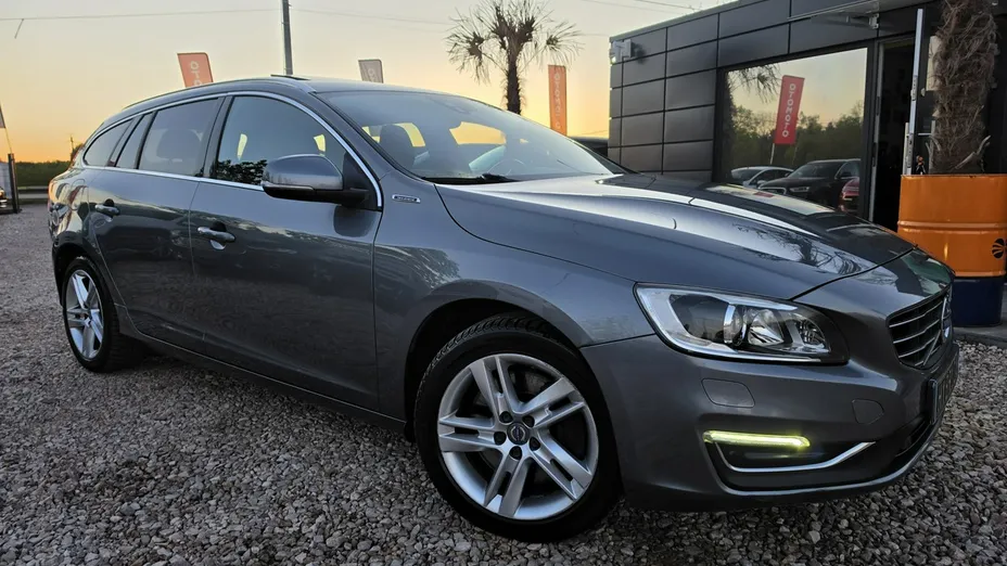 VOLVO V60 -