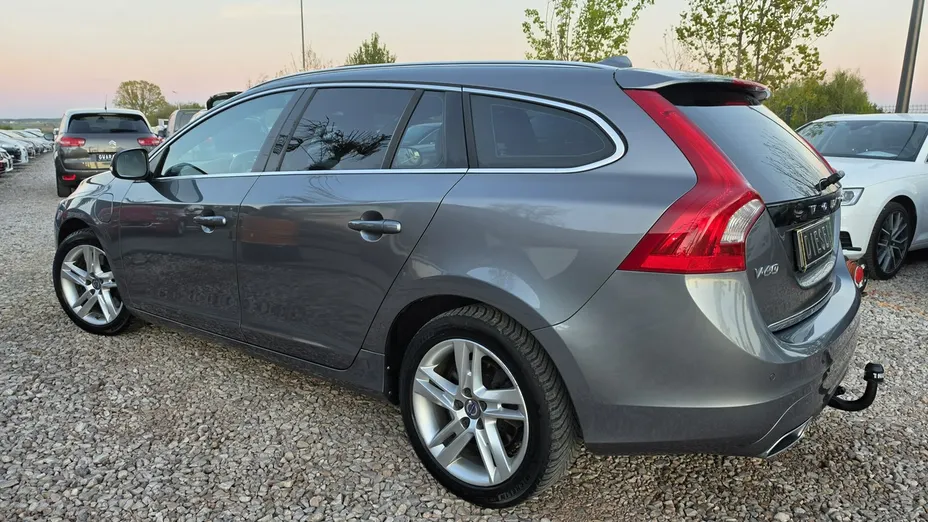 VOLVO V60 -