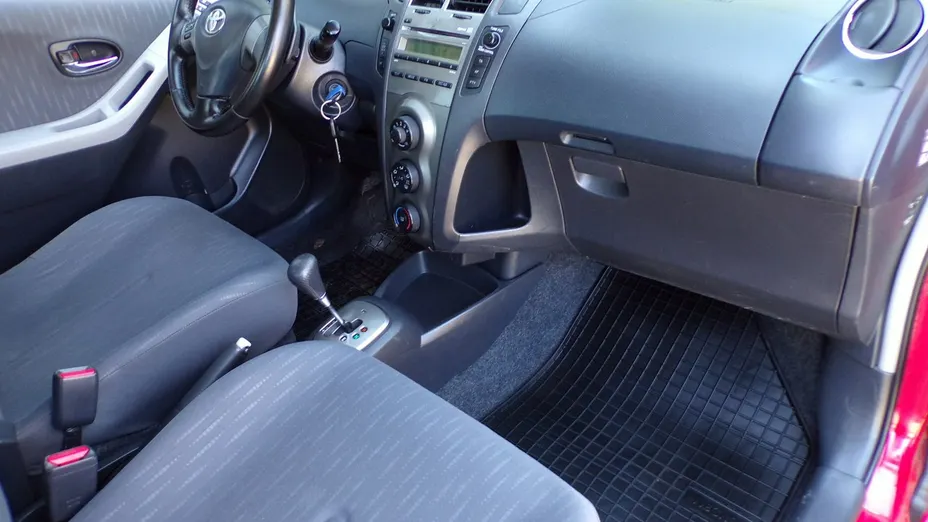 TOYOTA Yaris -