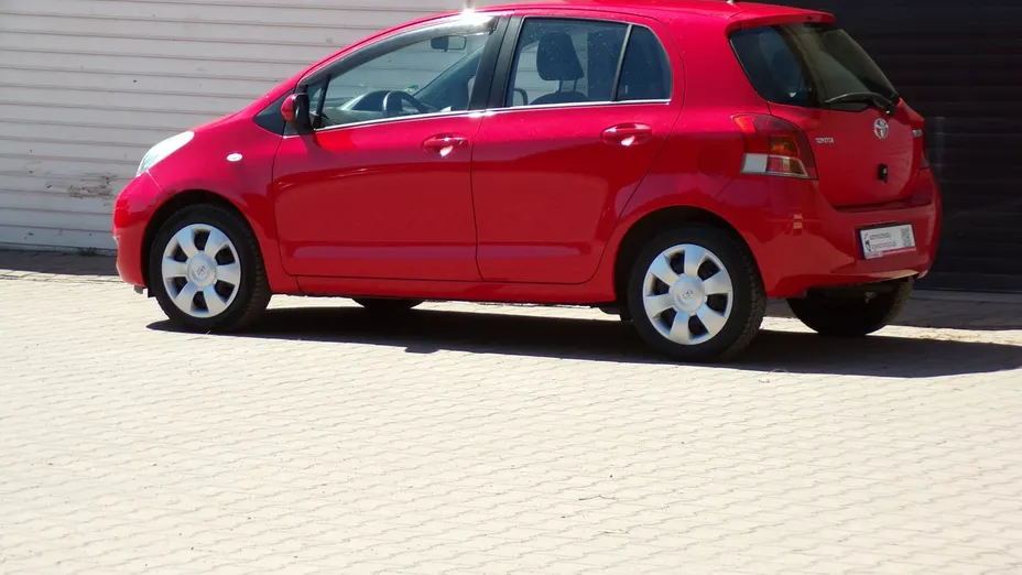 TOYOTA Yaris -