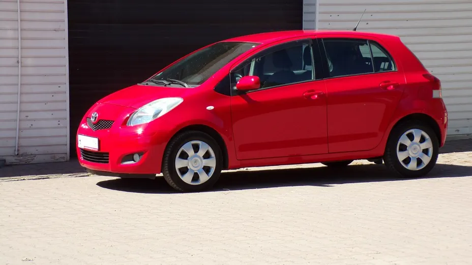 TOYOTA Yaris -