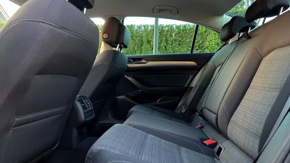 VOLKSWAGEN Passat -