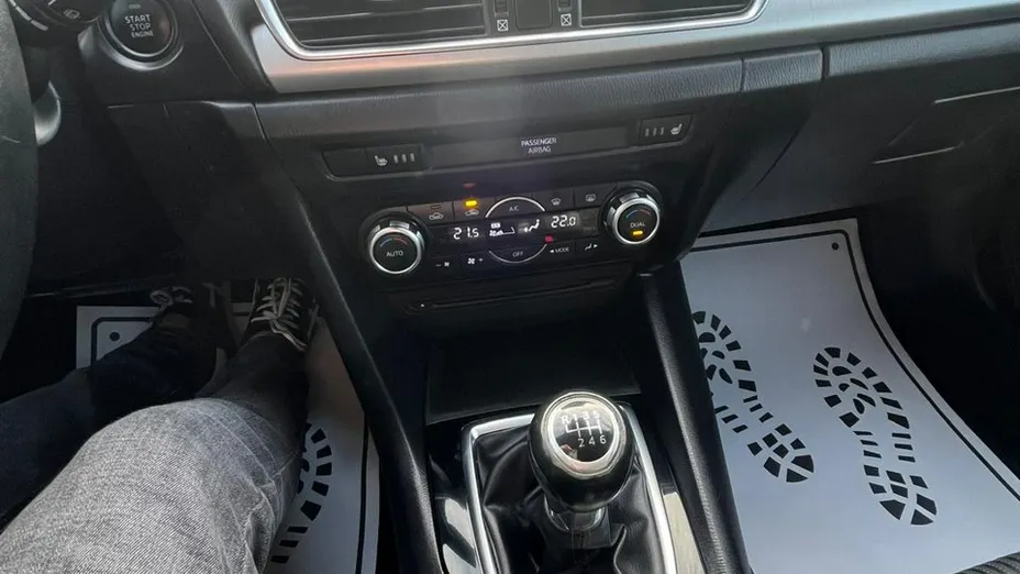 MAZDA 3 -