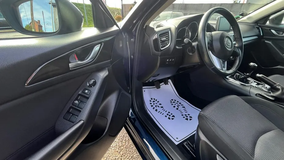 MAZDA 3 -