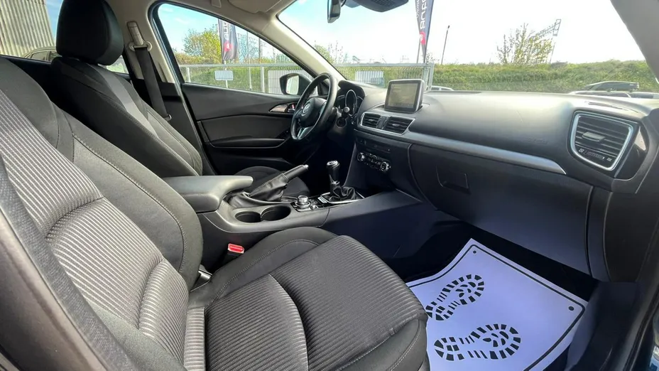 MAZDA 3 -