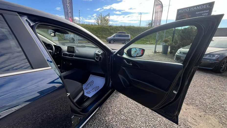 MAZDA 3 -