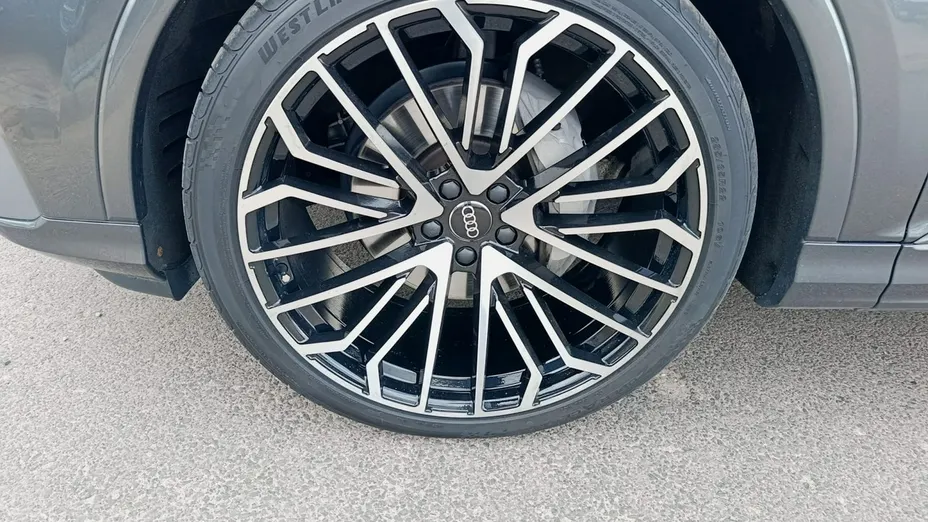 AUDI Q7 -
