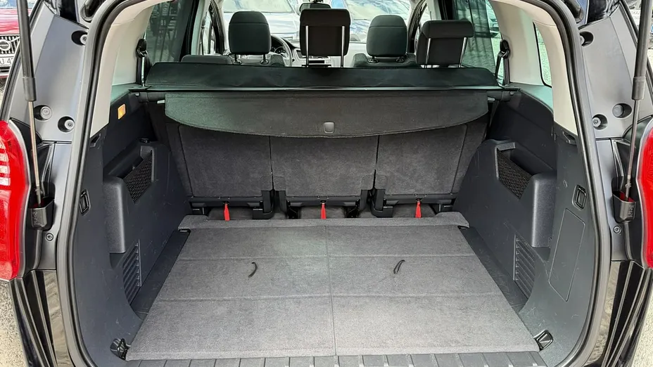 PEUGEOT 5008 -