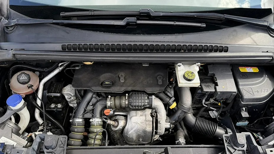 PEUGEOT 5008 -