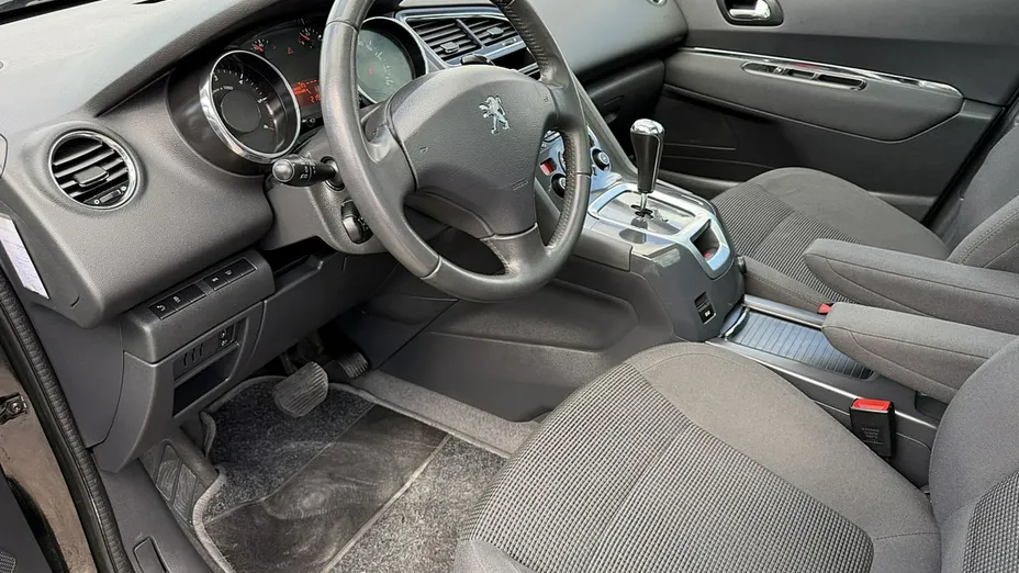 PEUGEOT 5008 -
