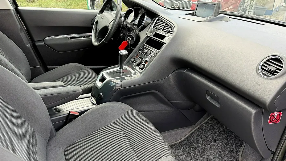 PEUGEOT 5008 -