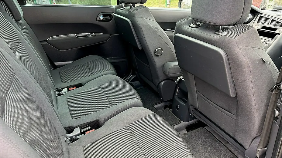PEUGEOT 5008 -