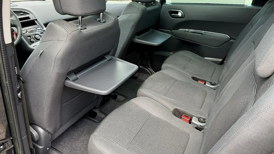 PEUGEOT 5008 -