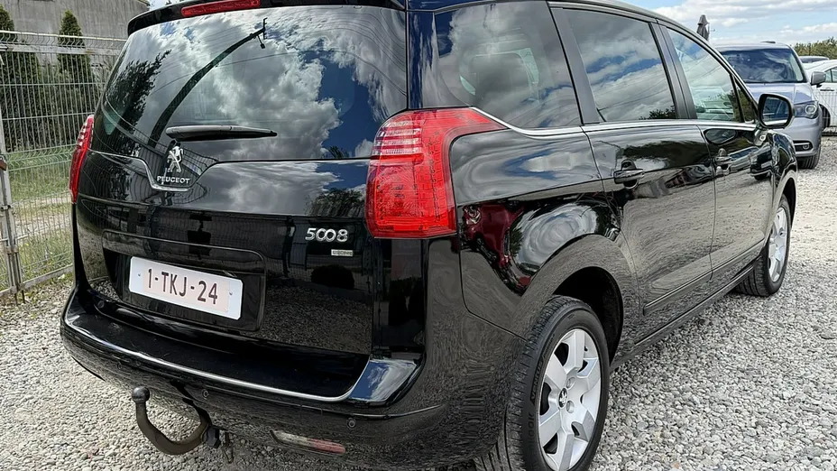PEUGEOT 5008 -