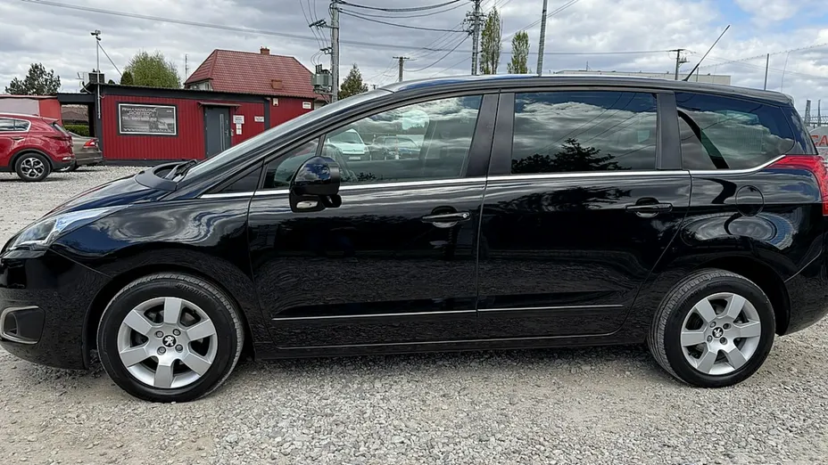 PEUGEOT 5008 -